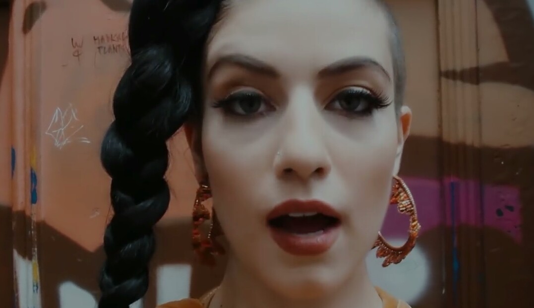 Clau – Menina De Ouro