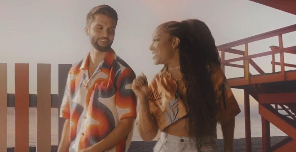 Um Pôr-Do-Sol Na Praia