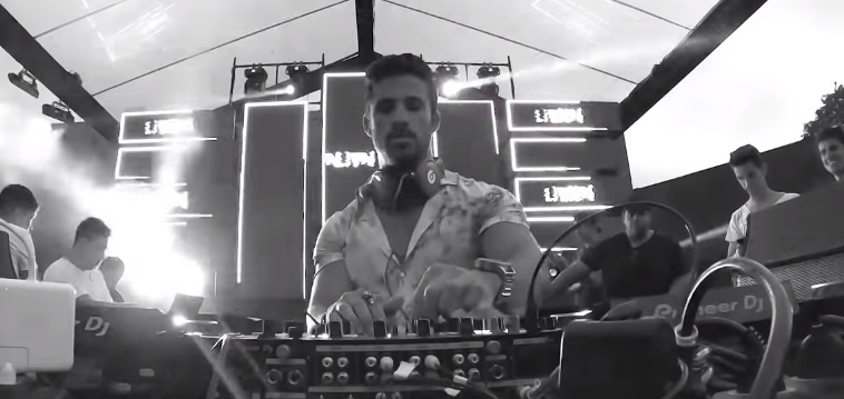 Tudo Que Ela Gosta De Escutar (Lion&nbsp;Remix)